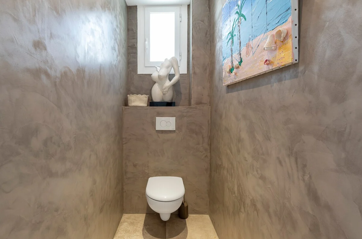 Bathroom 1 — basin and mirror